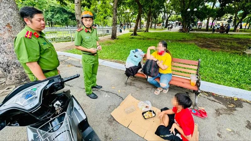 Lực lượng chức năng phát hiện người phụ nữ dắt theo con nhỏ (5 tuổi) tá túc ở ghế đá Công viên 23-9