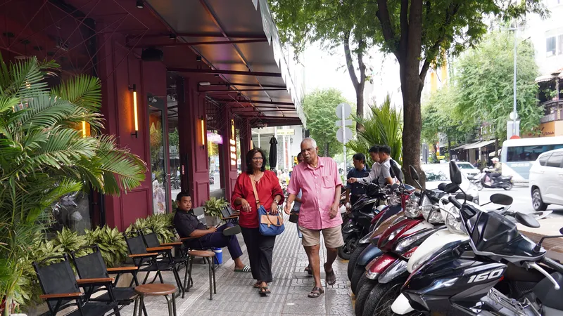  Được sử dụng tạm một phần vỉa hè, các cơ sở kinh doanh trên đường Lê Thánh Tôn, quận 1 (TPHCM) đảm bảo lối đi thông thoáng cho người đi bộ. Ảnh: THU HƯỜNG