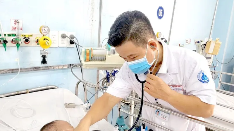 Bác sĩ thăm khám cho một ca viêm não tại Bệnh viện Nhi đồng 1 TPHCM. Ảnh: Giao Linh
