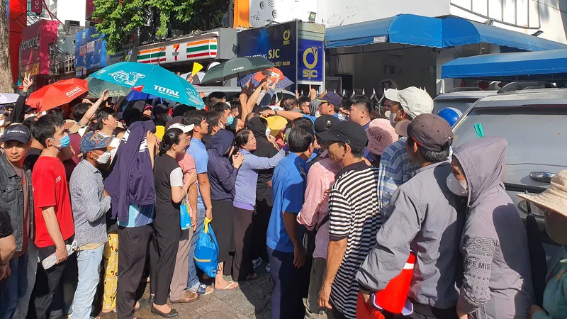  Dòng người xếp thành 2 hàng trước Công ty SJC trên đường Nguyễn Thị Minh Khai, quận 3, TPHCM Ảnh: ĐOÀN HIỆP