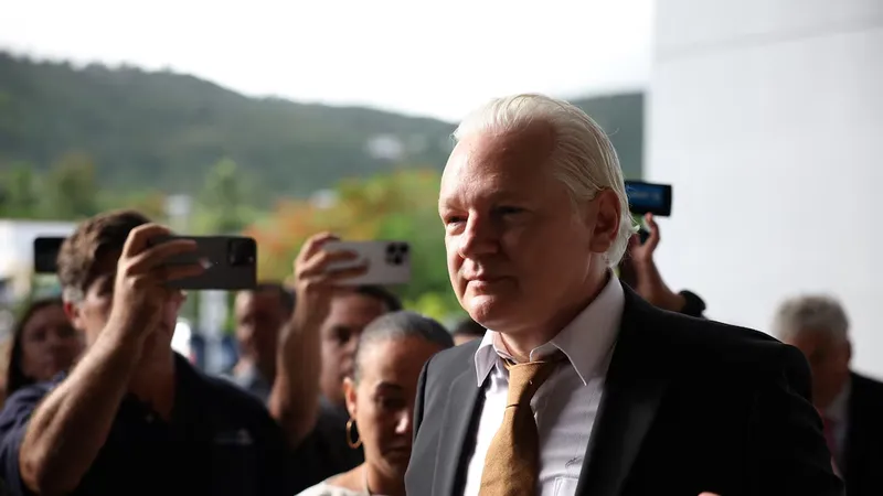 Ông Julian Assange rời khỏi tòa án tại Saipan ngày 26-6. Ảnh: REUTERS