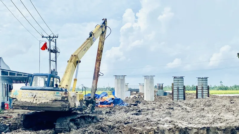 Thi công đường cao tốc Bắc - Nam đoạn qua tỉnh Hậu Giang