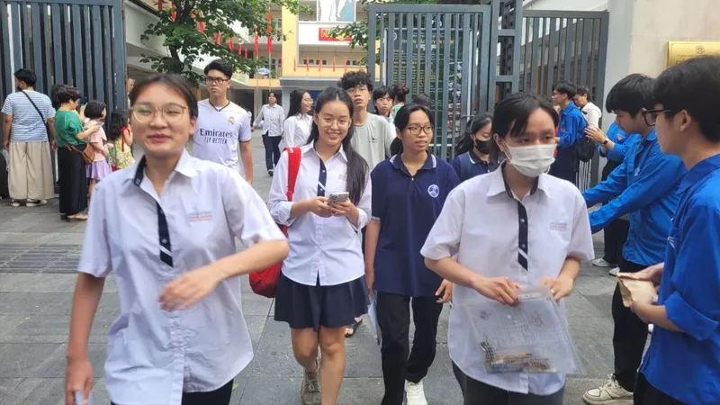 Thí sinh hào hứng vì đề thi Ngoại ngữ dễ thở, hoàn tất kỳ thi tốt nghiệp THPT năm 2024. Ảnh: PHAN THẢO 