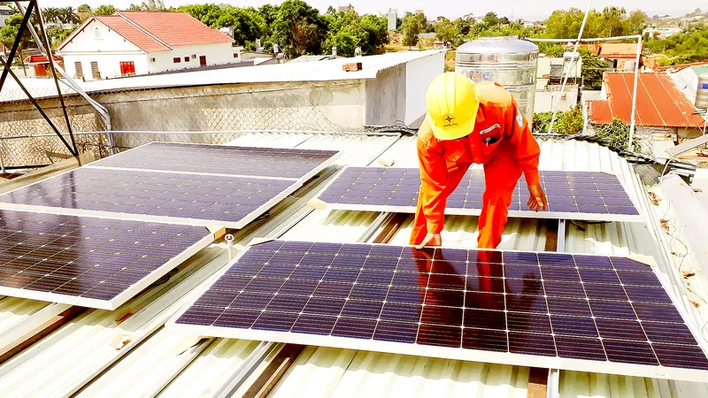 Ngành điện lực tỉnh Long An thi công lắp đặt một công trình điện mặt trời mái nhà. Nguồn: EVN
