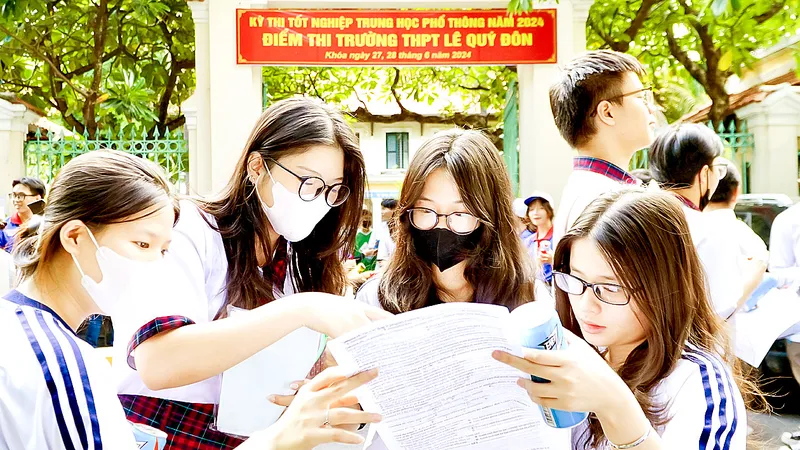 Các thí sinh trao đổi sau giờ thi tại điểm thi Trường THPT Lê Quý Đôn, quận 3, TPHCM. Ảnh: HOÀNG HÙNG