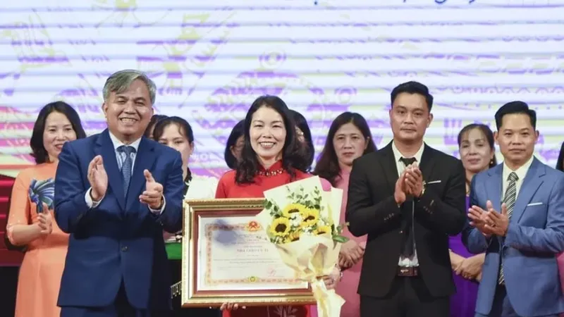 Các giáo viên nhận danh hiệu Nhà giáo Ưu tú. Ảnh: TTXVN