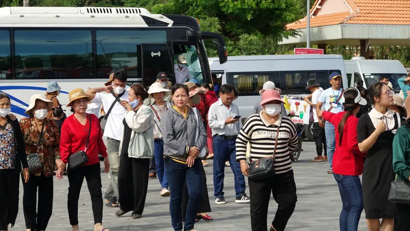 Hơn 100.000 lượt khách tham quan Hà Tiên nhân lễ giỗ lần thứ 289 của Đức khai trấn Mạc Cửu