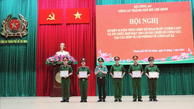 Trung tướng Lê Hồng Nam, Giám đốc Công an TPHCM trao khen thưởng cho cán bộ chiến sĩ có thành tích xuất sắc