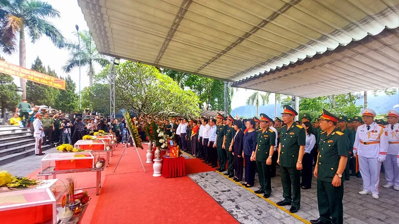 Nguyên Chủ tịch nước Trương Tấn Sang và các đại biểu thành kính dâng hương, dâng hoa tri ân, tưởng niệm các anh hùng liệt sĩ