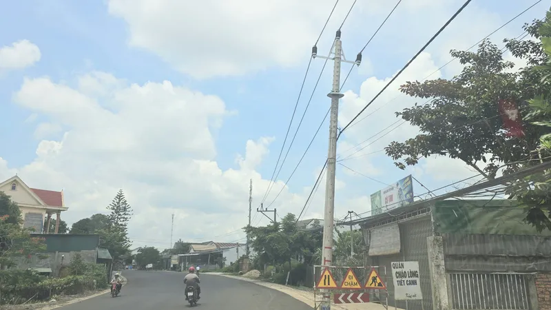 Trụ điện trên lòng đường