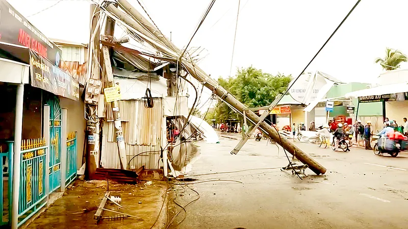 Lốc xoáy kèm mưa lớn làm gãy trụ điện, tốc mái nhiều căn nhà tại xã Phong Hòa, huyện Lai Vung