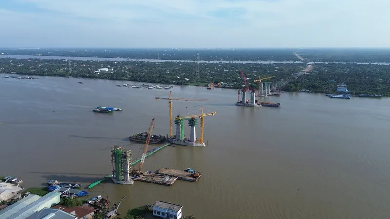 Cầu Rạch Miễu 2 (bắc qua sông Tiền, nối 2 tỉnh Tiền Giang và Bến Tre) được Chính phủ lùi thời gian thông xe đến năm 2026 (thay vì năm 2025 như kế hoạch). Ảnh: NGỌC PHÚC