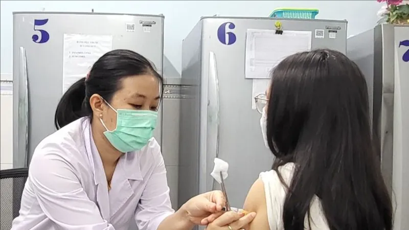 Tiêm vaccine bạch hầu (dịch vụ) cho trẻ tại Viện Pasteur TPHCM. Ảnh: Giao Linh