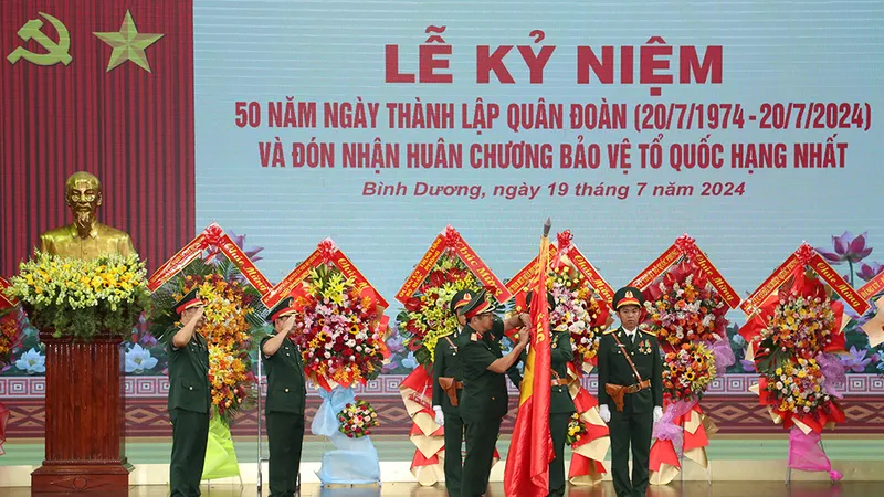 Quân đoàn 4 đón nhận Huân chương Bảo vệ Tổ quốc hạng nhất