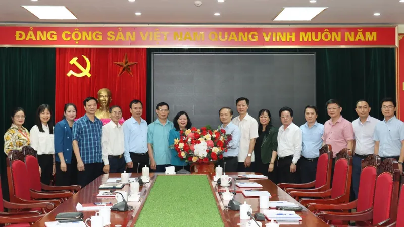 Đồng chí Bùi Thị Minh Hoài bàn giao công tác lãnh đạo cho đồng chí Phạm Tất Thắng. Nguồn: VGP