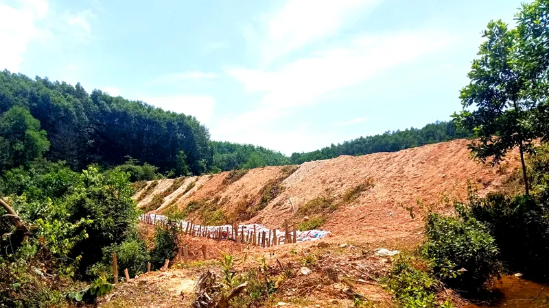 Đập công trình hồ chứa nước Khe Cọi được gia cố tạm thời