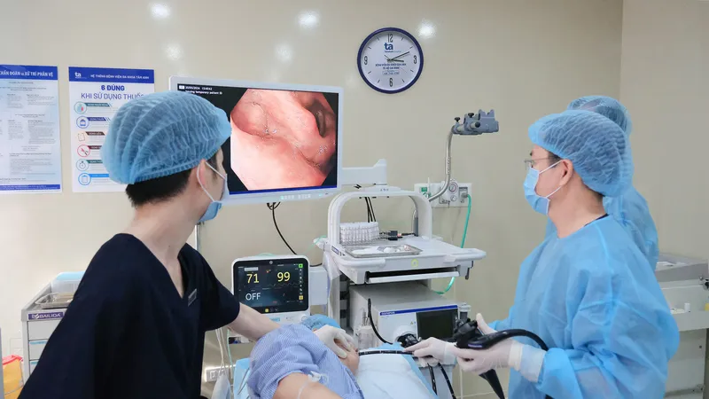  Bác sĩ Bệnh viện Tâm Anh TPHCM nội soi dạ dày cho người bệnh