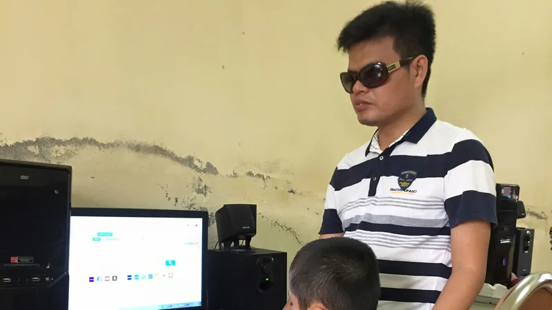 Thầy Cường dạy tin học cho trẻ khiếm thị tại trường