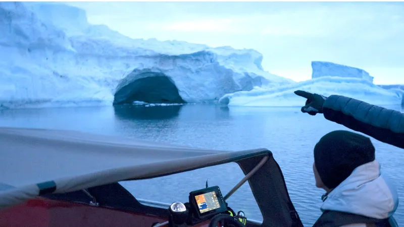 Theo dõi các tảng băng ở Greenland. Ảnh: Phys.org