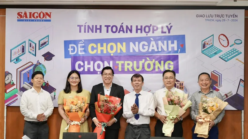 Phó Tổng Biên tập phụ trách Báo SGGP Nguyễn Khắc Văn tặng hoa các khách mời tham gia buổi giao lưu. Ảnh: HOÀNG HÙNG