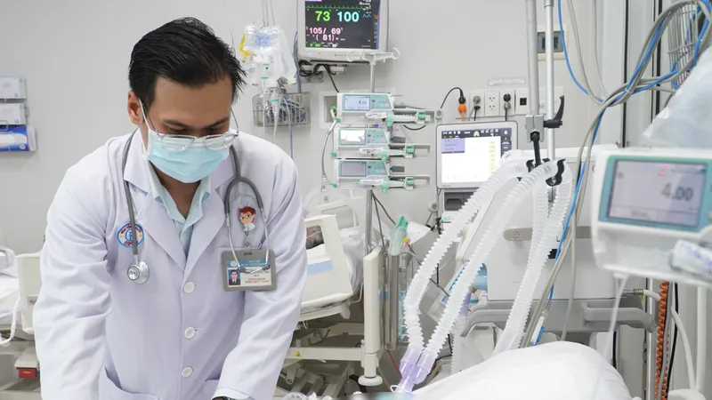 Bác sĩ Nguyễn Ngọc Sang, Khoa Bệnh nhiệt đới, Bệnh viện Chợ Rẫy thăm khám một trường hợp ngộ độc cấp