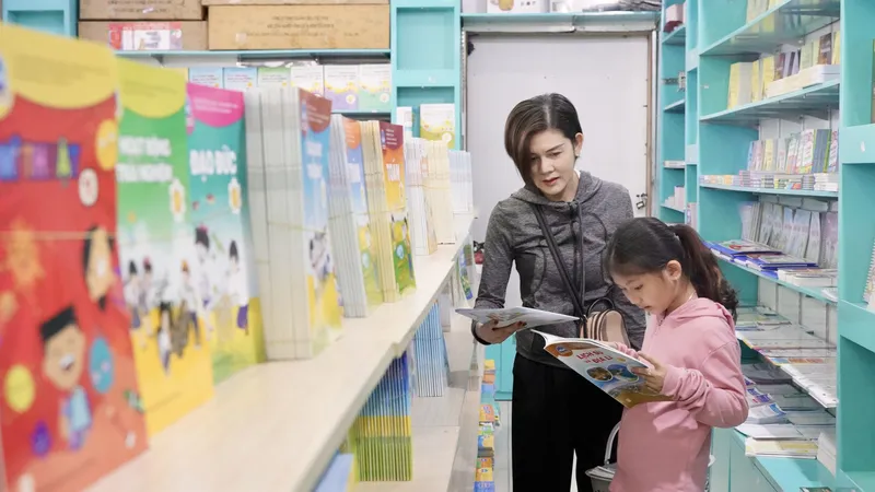 Phụ huynh và học sinh mua sách giáo khoa chuẩn bị năm học mới. Ảnh: HOÀNG HÙNG