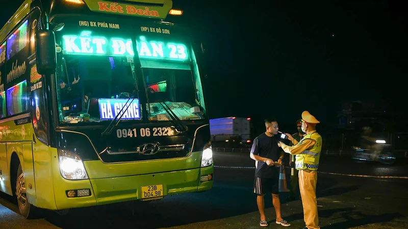 Lực lượng cảnh sát giao thông kiểm tra nồng độ cồn tài xế ô tô chở khách. Ảnh: GIA KHÁNH