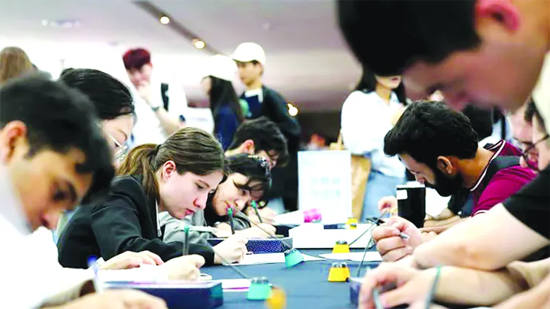 Sinh viên nước ngoài tìm việc tại hội chợ việc làm Busan (Hàn Quốc) Ảnh: Newsis