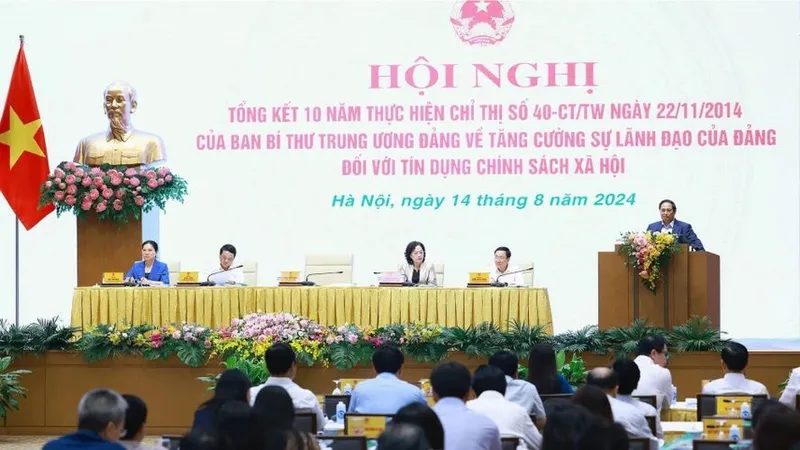 Thủ tướng Phạm Minh Chính dự Hội nghị tổng kết 10 năm thực hiện Chỉ thị số 40-CT/TW ngày 22-11-2014 của Ban Bí thư Trung ương Đảng khóa XI về tăng cường sự lãnh đạo của Đảng đối với tín dụng chính sách xã hội. Ảnh: VIẾT CHUNG 