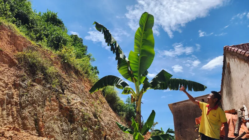 Ông Phan Ngọc Thành (thôn Hà Cát, xã Đức Lạng, huyện Đức Thọ, Hà Tĩnh) lo lắng sạt lở núi ngay sau nhà