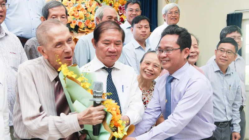 Ông Phạm Minh Tuấn, Phó Chủ tịch Ủy ban MTTQ Việt Nam TPHCM, tặng hoa GS-TS Chu Phạm Ngọc Sơn tại Đại hội đại biểu Hội Hóa học TPHCM lần thứ VII, nhiệm kỳ 2023-2028 diễn ra ngày 21-12-2023. Ảnh: BÍCH TY