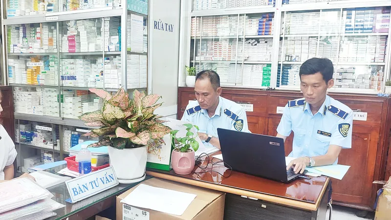 Cơ quan chức năng kiểm tra sản phẩm thuốc tại một nhà thuốc trên địa bàn TPHCM
