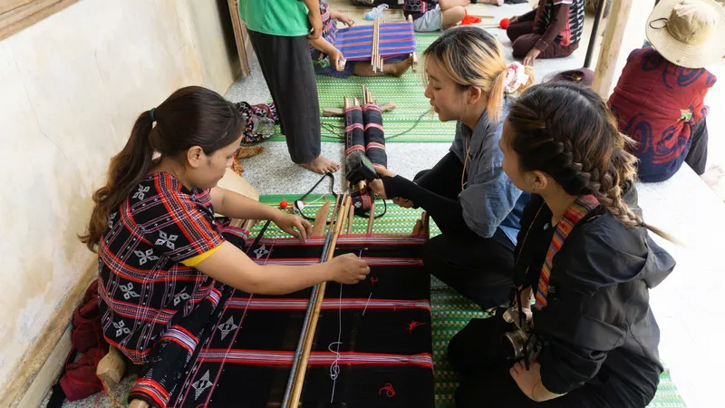 Các sinh viên Trường Đại học FPT TPHCM thực hiện số hóa kỹ thuật dệt Zèng của đồng bào Tà Ôi tại huyện A Lưới, tỉnh Thừa Thiên Huế
