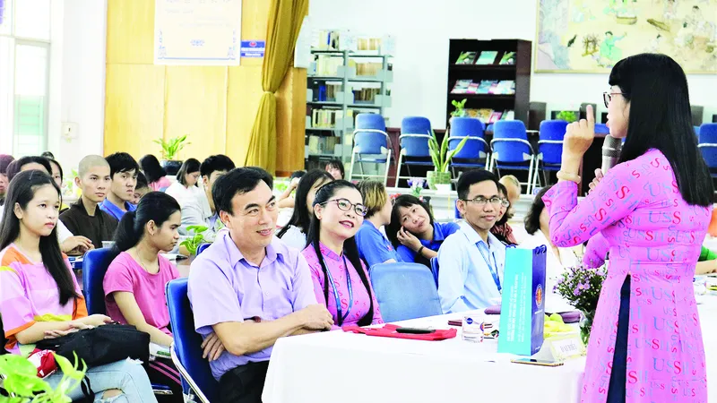 Sinh viên, giảng viên Trường ĐH Khoa học xã hội và Nhân văn (ĐHQG TPHCM) trong buổi sinh hoạt học thuật tại thư viện của trường