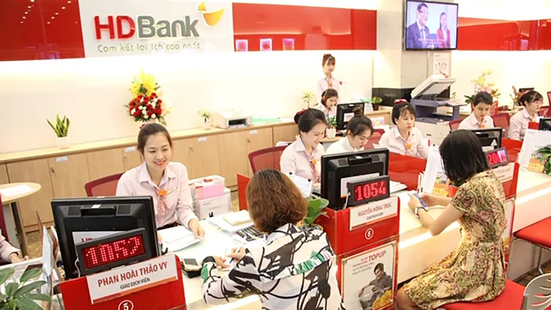 hách hàng giao dịch tại HDBank. Ảnh: MINH HUY