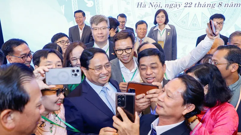 Thủ tướng Phạm Minh Chính với các đại biểu, kiều bào, sáng 22-8. Ảnh: QUANG PHÚC