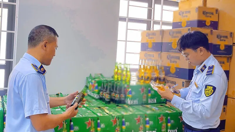 Lực lượng chức năng tạm giữ 2.800 chai bia có thương hiệu trên thị trường nhưng không có hóa đơn