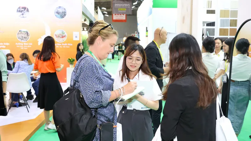 Nhiều nhà mua hàng quốc tế đến tìm kiếm nguồn hàng tại Hội chợ