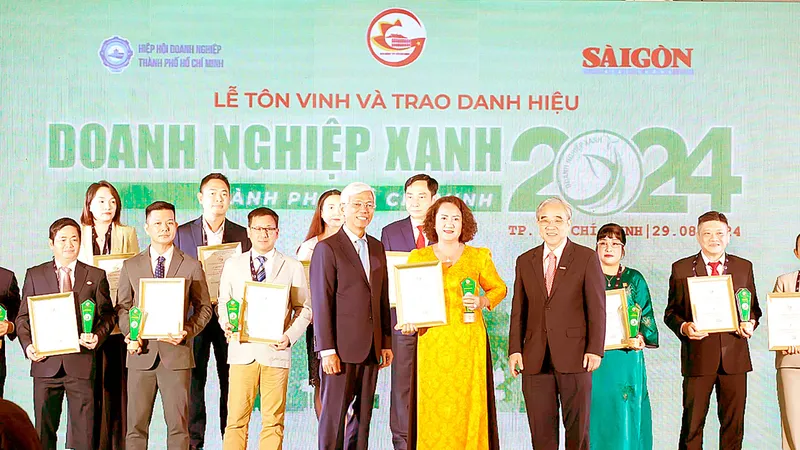 Phó Chủ tịch UBND TPHCM Võ Văn Hoan và Chủ tịch HUBA Nguyễn Ngọc Hòa trao giải thưởng "Doanh nghiệp Xanh TPHCM" năm 2024 đến đại diện doanh nghiệp