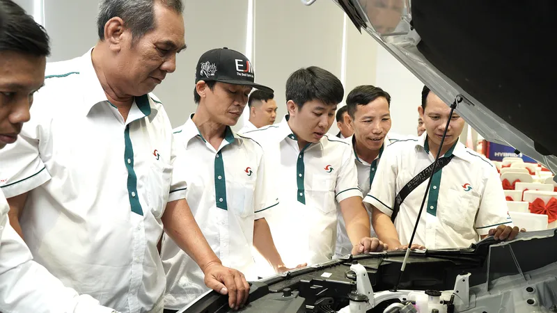 Doanh nghiệp xanh (số thứ tự 6 trong danh sách) Công ty CP Ánh Dương Việt Nam- Vinasun taxi tập huấn cho tài xế sử dụng dòng xe hybrid thân thiện môi trường. Ảnh: Hoàng Hùng