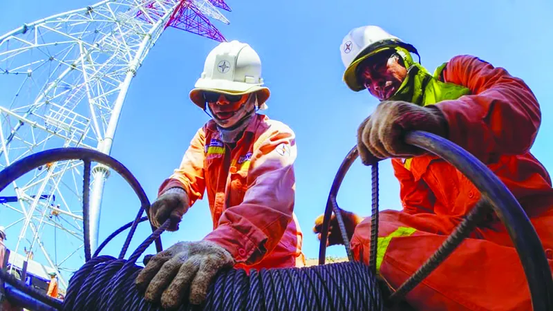Thi công đường dây 500kV mạch 3 Quảng Trạch - Phố Nối. Ảnh: Phúc Hậu