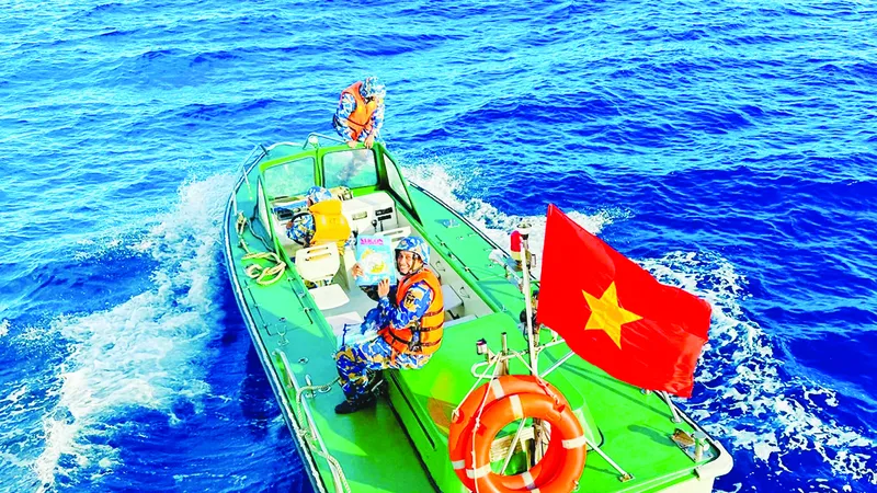 Chiến sĩ đảo Cô Lin, quần đảo Trường Sa hoàn thành nhiệm vụ tuần tra quanh đảo. Ảnh: TIỂU TÂN