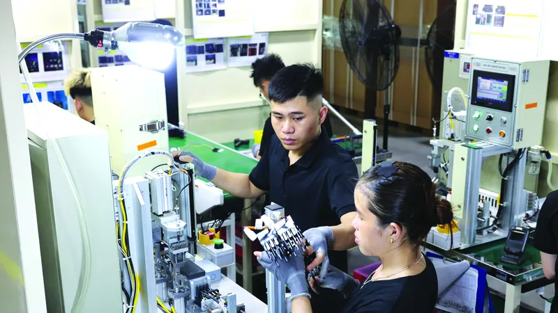 Hoạt động sản xuất tại Công ty TNHH A-Tech Automotive Việt Nam (một DN có vốn FDI Hàn Quốc), Khu công nghiệp Cẩm Điền, huyện Cẩm Giàng, tỉnh Hải Dương. Ảnh: QUANG PHÚC