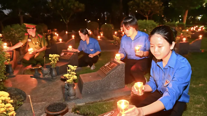 Tuổi trẻ TPHCM thắp nến tri ân Anh hùng liệt sĩ tại Nghĩa trang Liệt sĩ TPHCM. Ảnh: VIỆT DŨNG