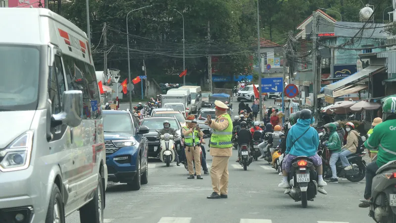 Lực lượng Cảnh sát giao thông điều tiết phương tiện hướng từ đèo Tà Nung vào trung tâm TP Đà Lạt trong chiều 1-9