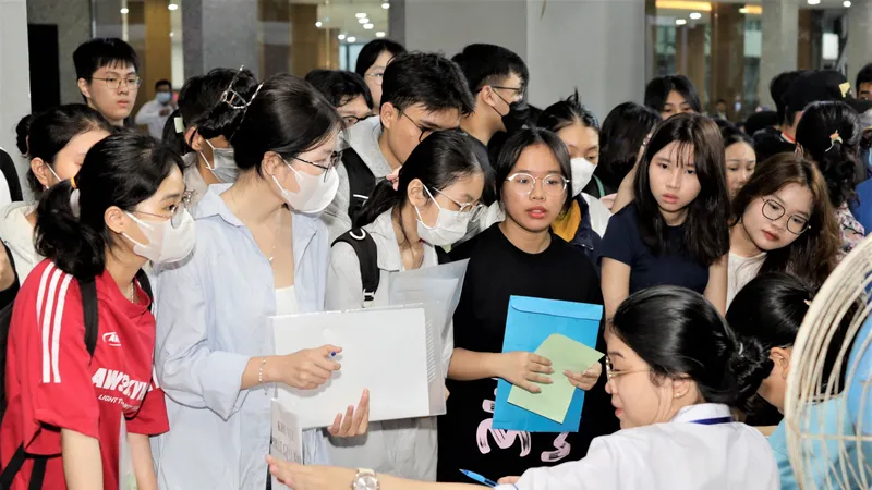 Tân sinh viên làm thủ tục nhập học tại Trường Đại học Công thương TPHCM