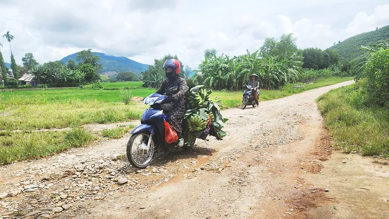 Người dân ở thôn Trung Lưu lưu thông khó khăn trên đường cứu hộ, cứu nạn đắp bằng đất thi công dang dở