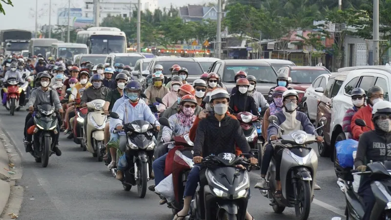 Dòng xe di chuyển chậm trên quốc lộ 60 (huyện Châu Thành, tỉnh Bến Tre) đoạn dẫn vào cầu Rạch Miễu. Ảnh: TÍN HUY