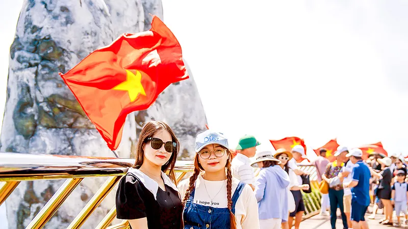 Du khách tham quan Khu du lịch Sun World Ba Na Hills (TP Đà Nẵng) được trang trí hàng trăm lá cờ Tổ quốc. Ảnh: XUÂN QUỲNH