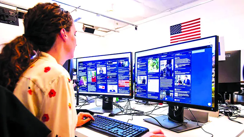 Nhân viên Facebook kiểm soát tin giả. Ảnh: newscientist